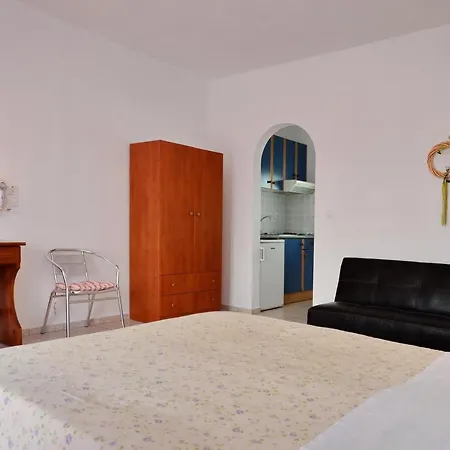 Manos Guest house *