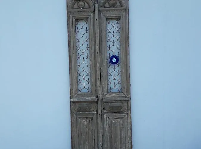 Manos Konukevi Kolios